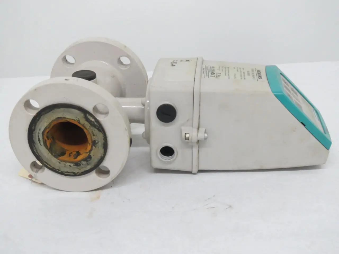 Một đồng hồ nước Siemens mag 8000 đang bị hư hỏng